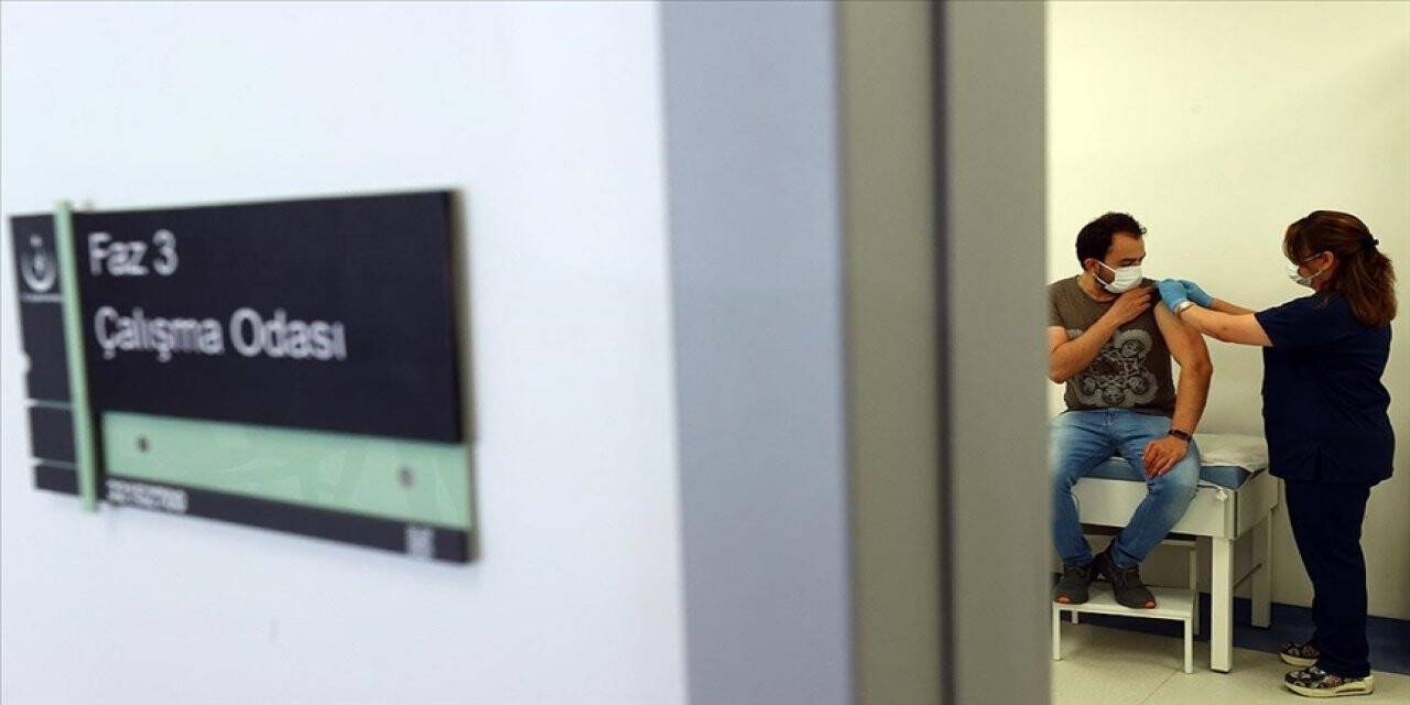 Yerli aşı 'TURKOVAC' faz 3 çalışması kapsamında gönüllülere uygulanıyor