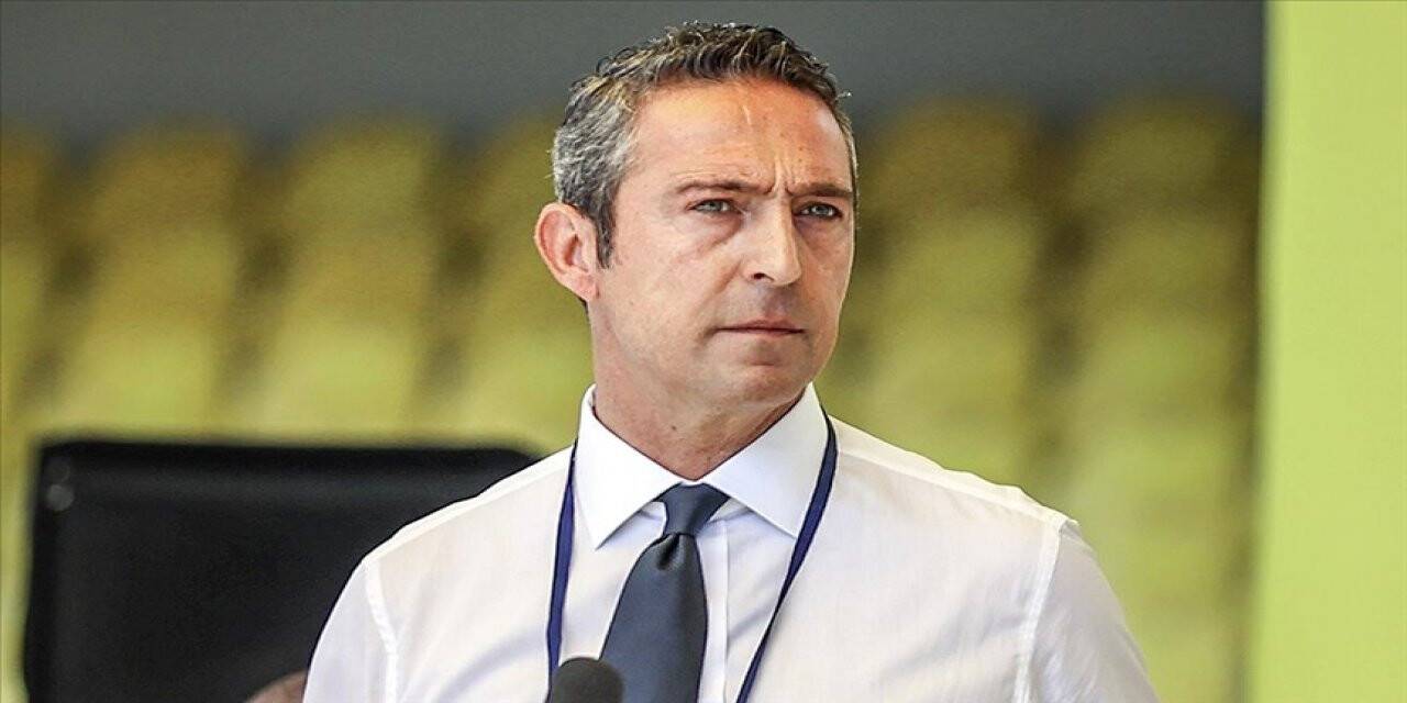 Fenerbahçe Başkanı Ali Koç, Samatta’nın takımdan ayrılacağını açıkladı.