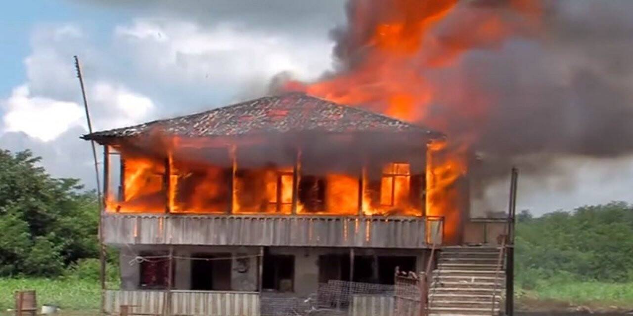 Gürcistan’da tecavüzle suçlanan baba ve oğlunun evi ateşe verildi