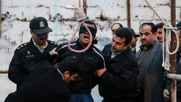 Altındaki idam sehpası çekildikten saniyeler sonra...