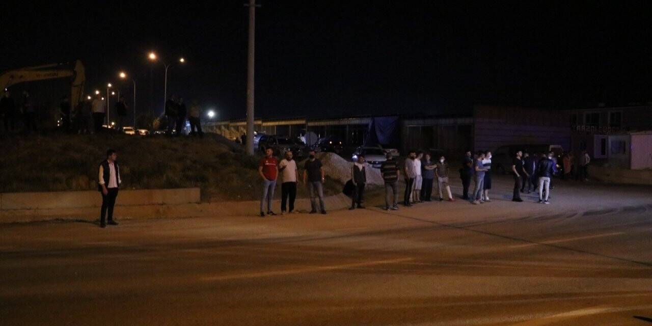 Polisin kaza yerinde seyirci vatandaşla zorlu imtihanı