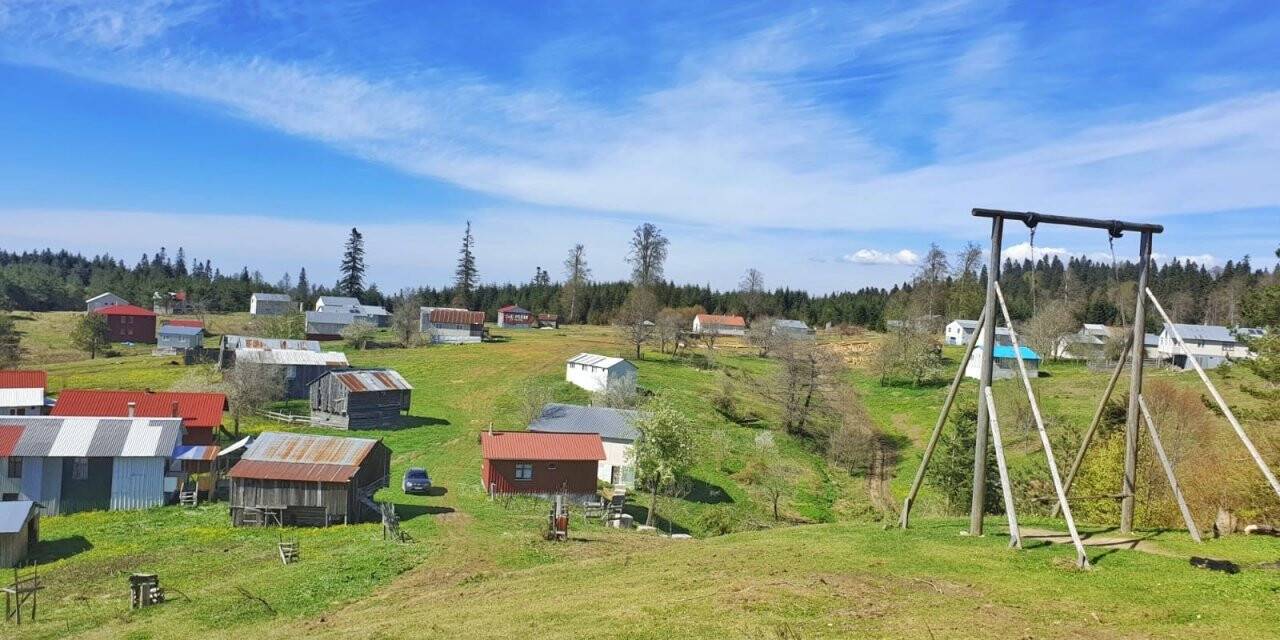 Tepeye kurulan salıncak ilgi odağı oldu