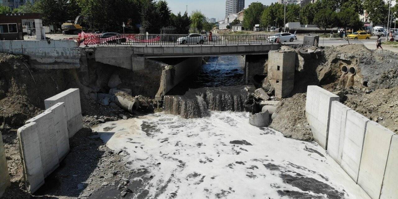 Esenyurt’ta siyah akan dere zehir saçıyor