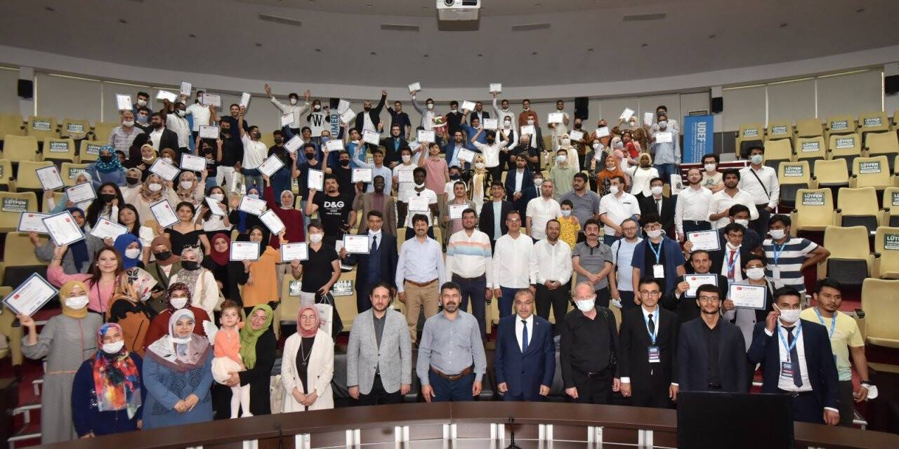 İki Doğu İki Batı’da mezuniyet coşkusu