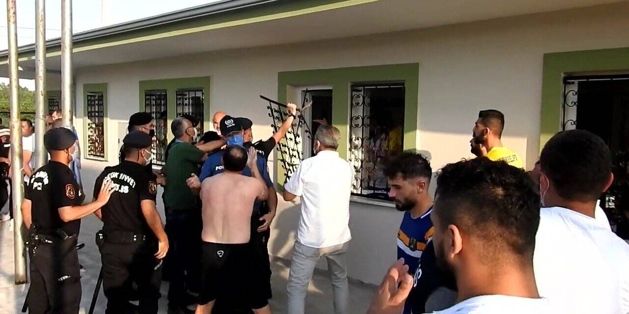 Futbolcuların kavgasında camlar kırıldı, parmaklıklar söküldü