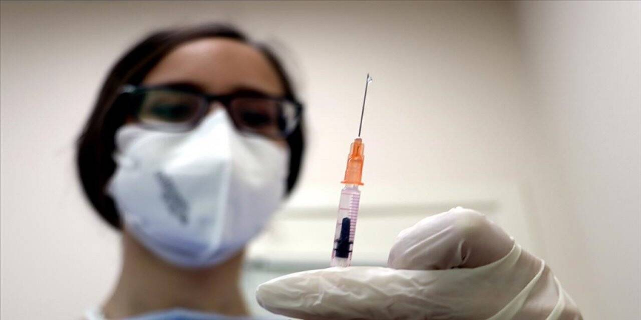 Beş soruda 50 yaş üstü ve sağlık çalışanlarının 'üçüncü doz' aşılama süreci
