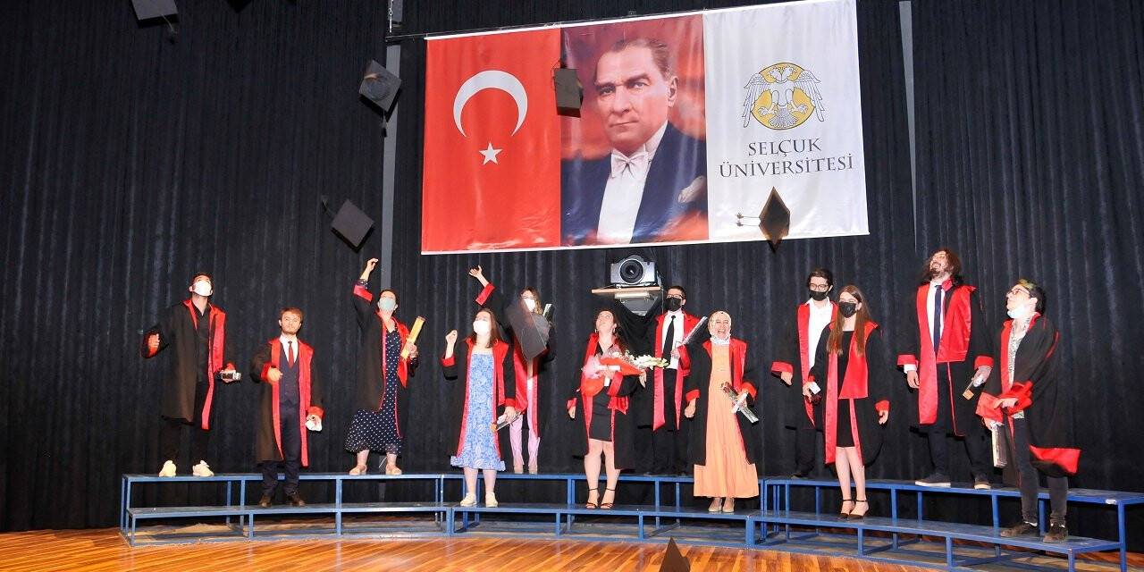 SÜ Mütercimlik’ten 12 öğrenci mezun oldu