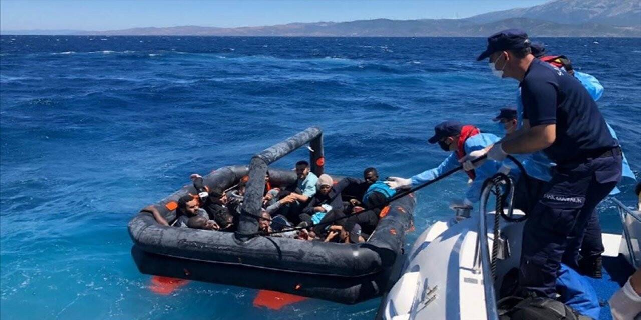İzmir açıklarında Türk kara sularına itilen 26 sığınmacı kurtarıldı