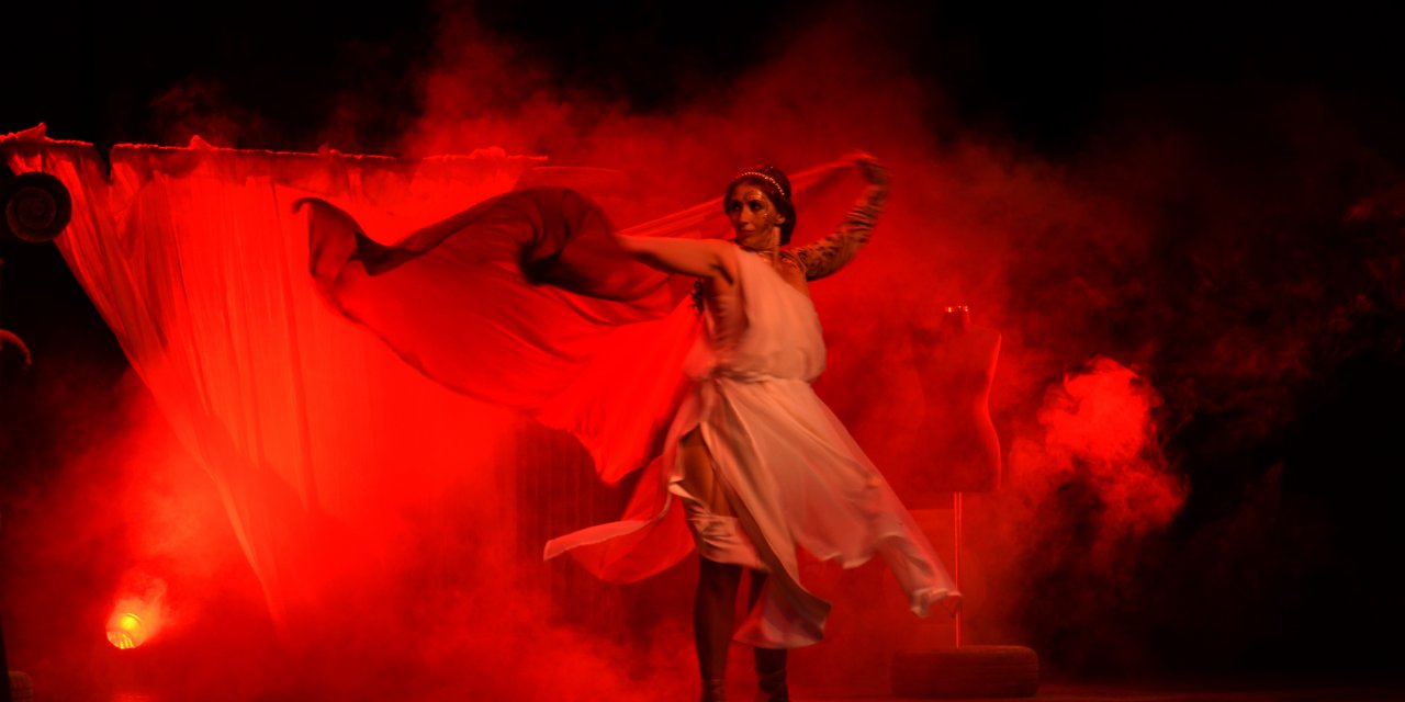 Uluslararası Türkçe Tiyatro Yapan Ülkeler Festivali "Fedra" adlı oyunla perdelerini kapattı
