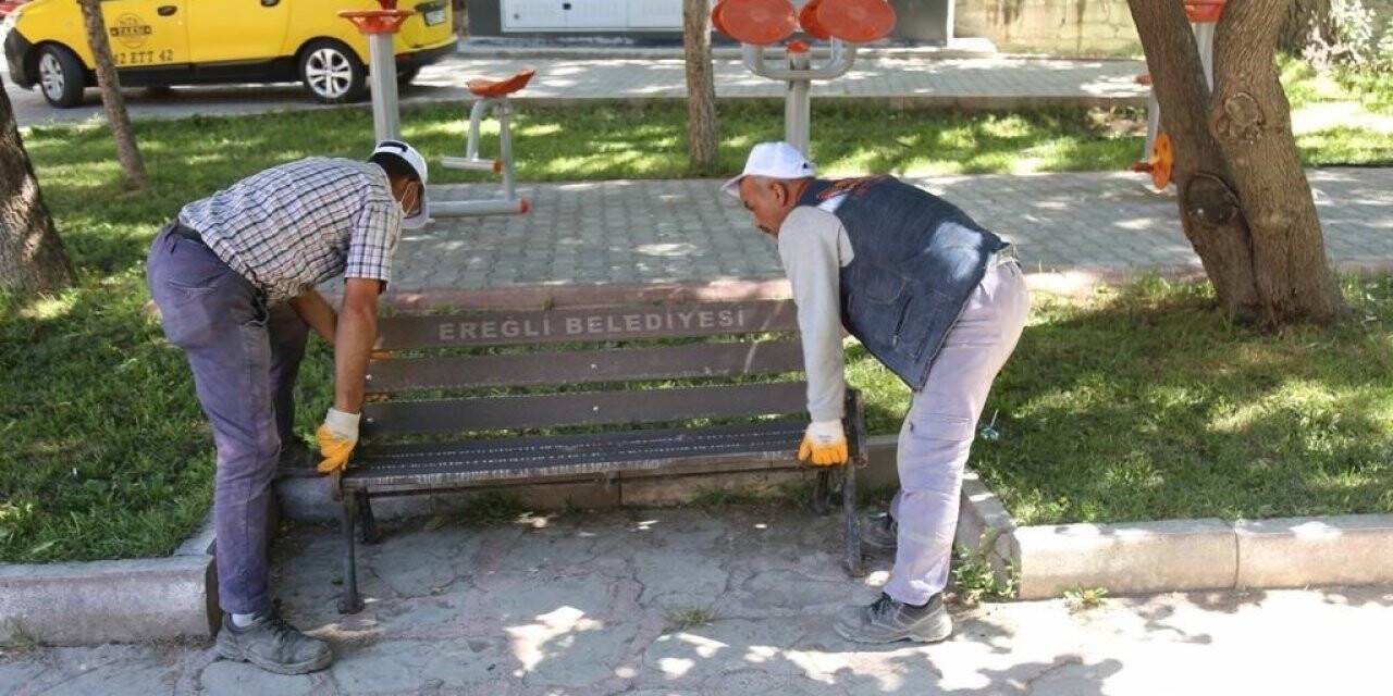 Ereğli’de pandemi nedeniyle kaldırılan banklar yerlerine yerleştiriliyor