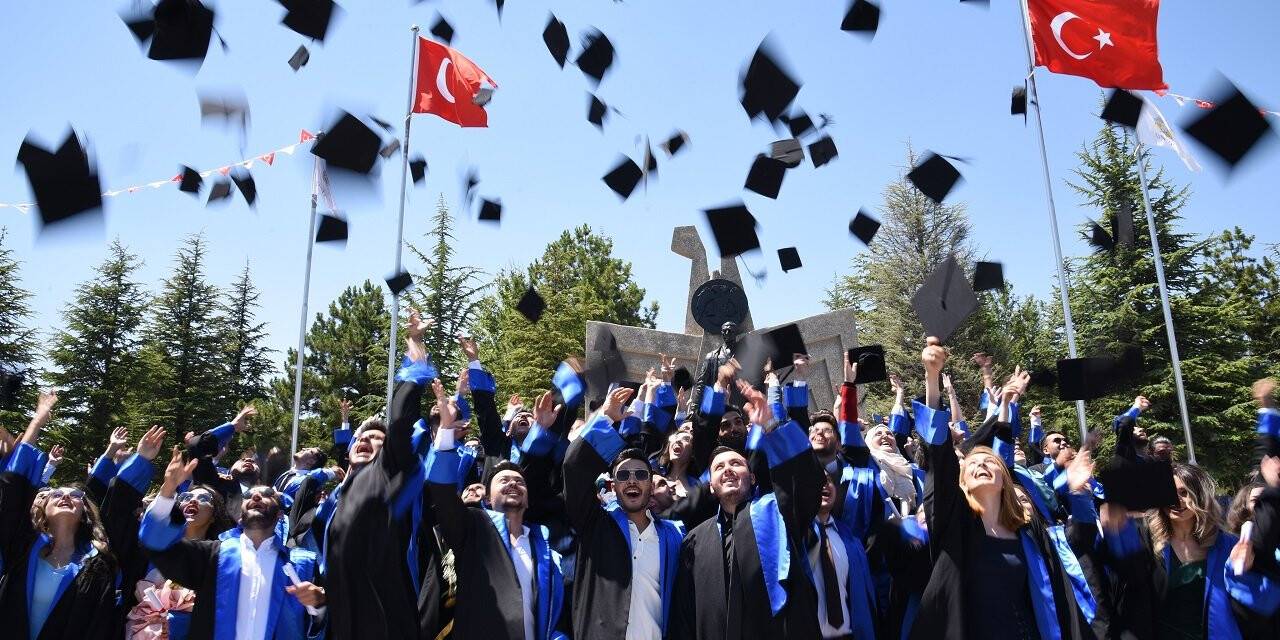 Genç mühendisler diplomalarını aldı