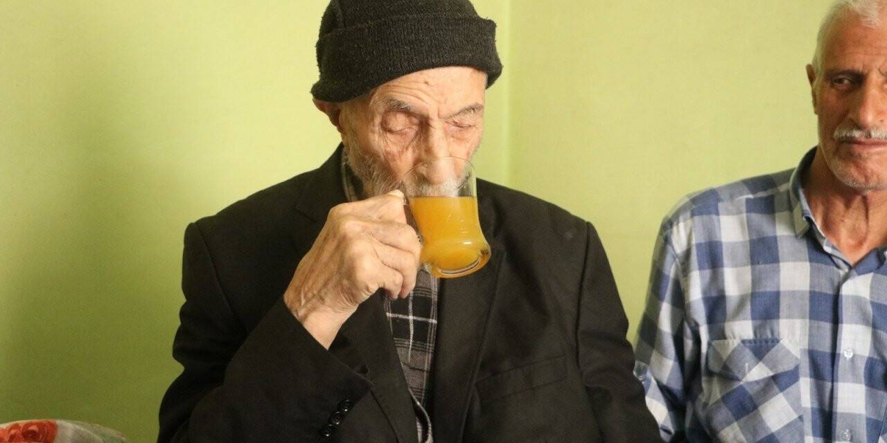 Covid-19’a yakalanmayan 110 yaşındaki Mahmut dede, günde 2 litre kola içiyor