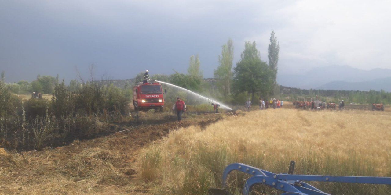 Konya'da  ekili araziye düşen yıldırım, yangına neden oldu