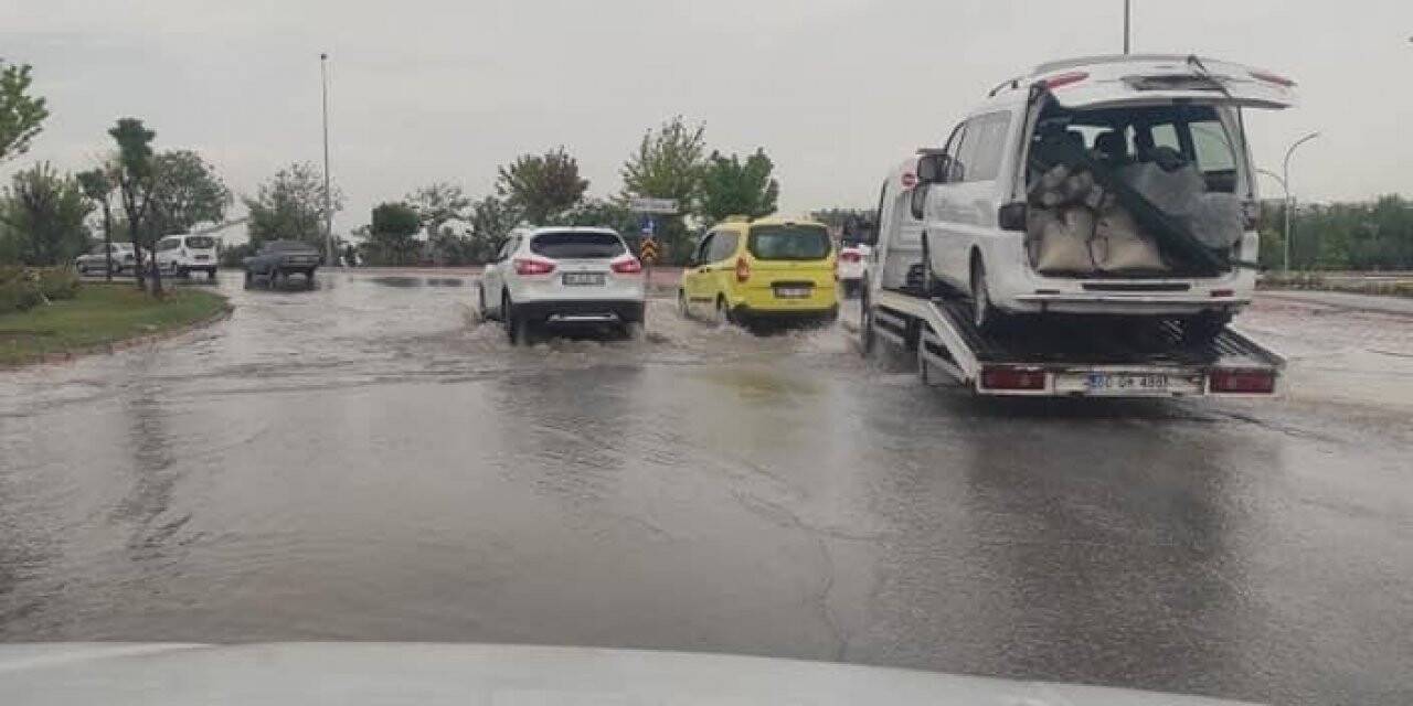 Konya’da etkili olan yağmur hayatı olumsuz etkiledi