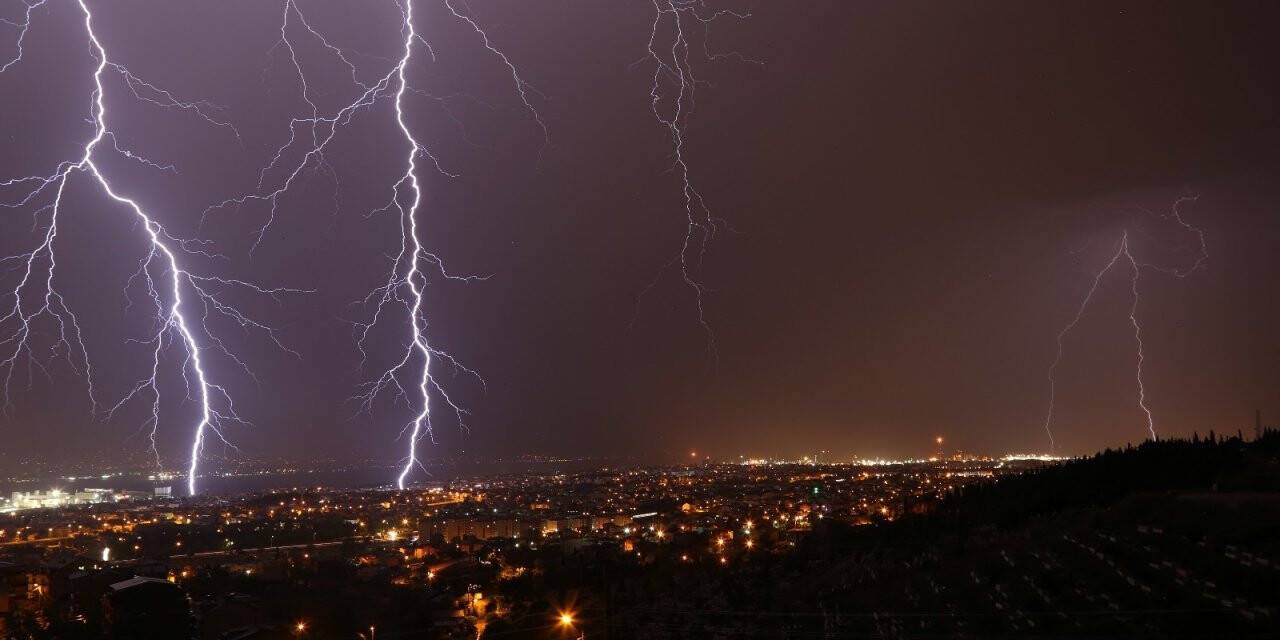 Şimşekler geceyi aydınlattı
