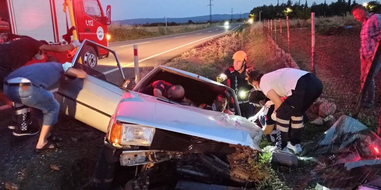 Su kanalına uçan otomobilin sürücüsünü itfaiye ekipleri kurtardı