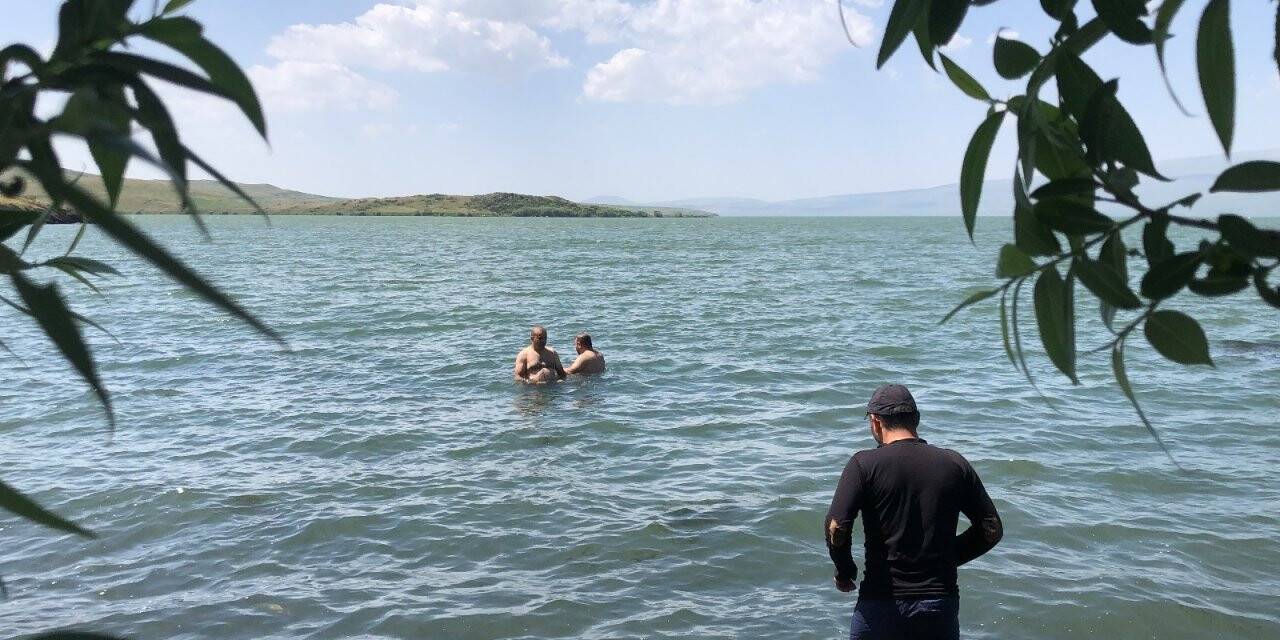 Çıldır Gölü’nde sazlı sözlü serinlediler