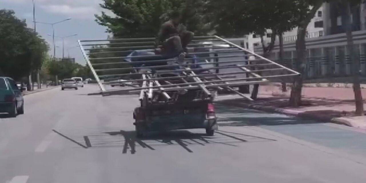 Üç tekerli motosiklet üzerinde tehlikeli yolculuk