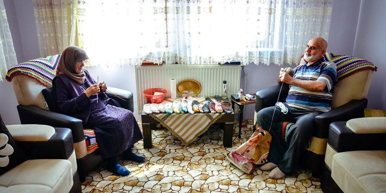 Mustafa Dede Sarıyor Havva Nine Örüyor