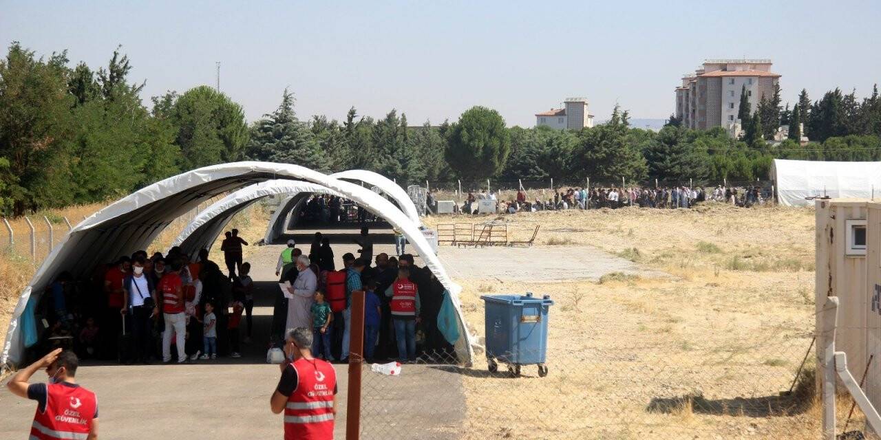 Suriyeliler bayram için akın akın ülkelerine gidiyor