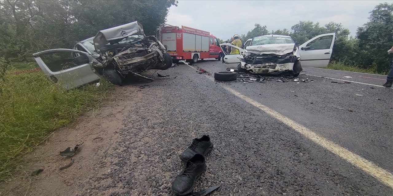 Bursa'da hafif ticari araç ile otomobil çarpıştı: 4 ölü, 5 yaralı