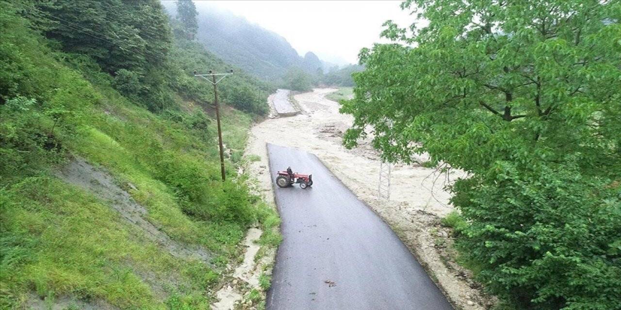 Düzce'de derenin taşması nedeniyle yol çöktü