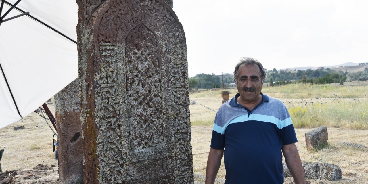 Selçuklu Meydan Mezarlığında İlhanlı dönemine ait kemerli yeni mezar taşı tespit edildi