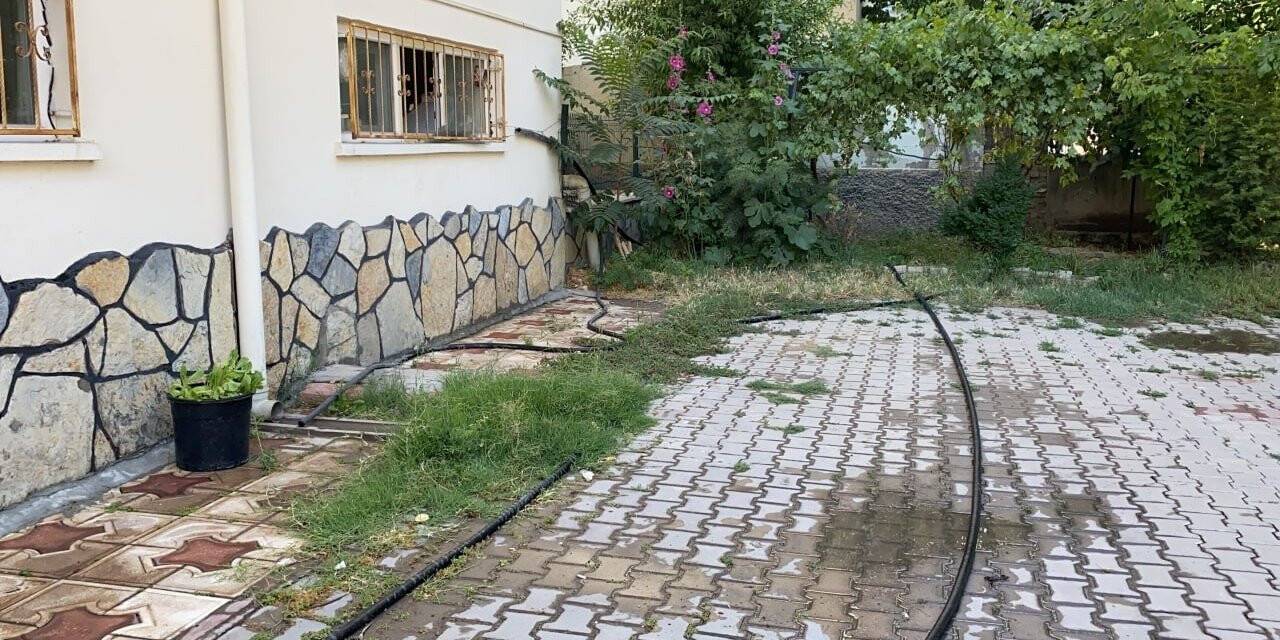 Sulama yaparken elektrik akımına kapıldı