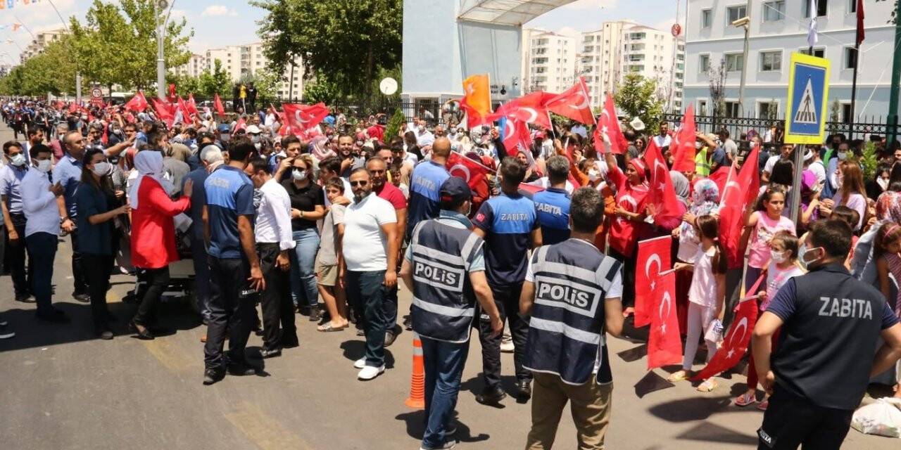 Cumhurbaşkanı Erdoğan’a Bağlar’da coşkulu karşılama
