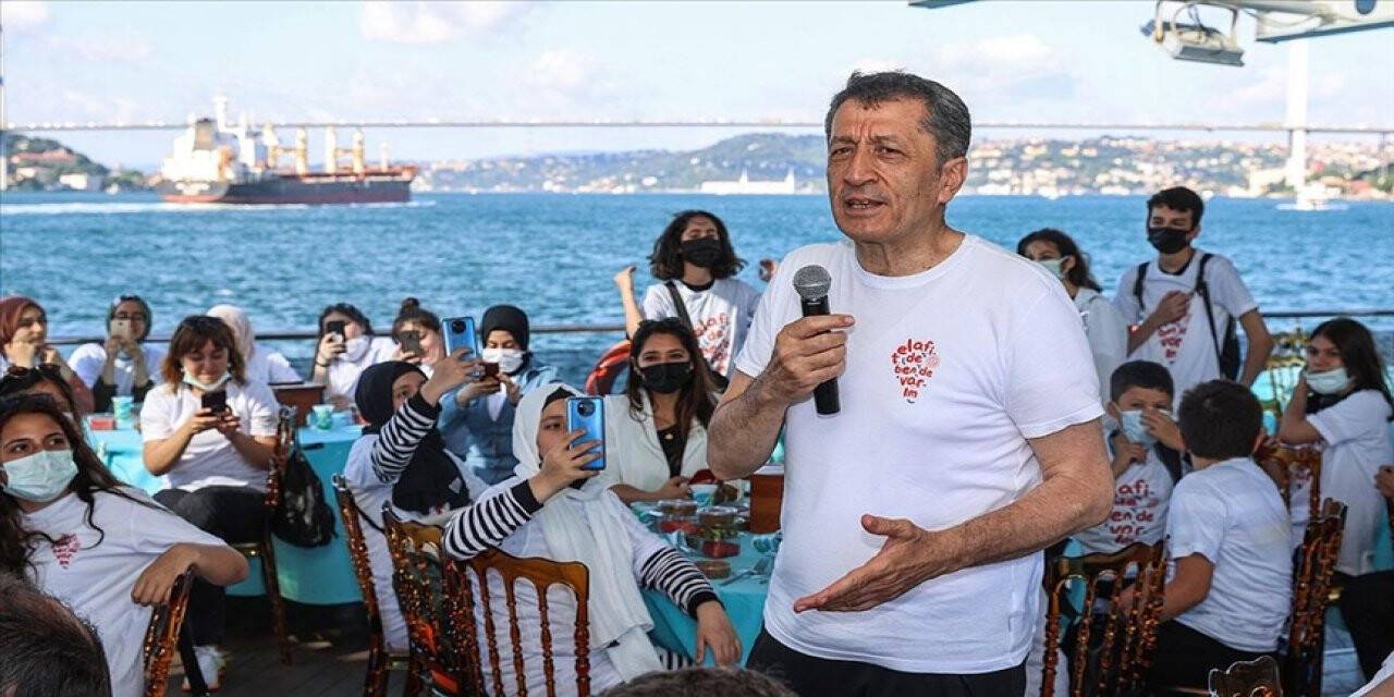 Milli Eğitim Bakanı Selçuk, vapur turunda öğrencilerle buluştu