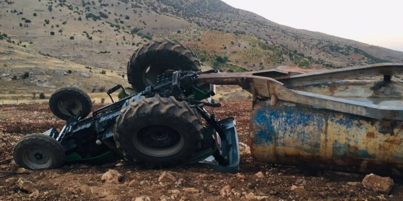 Devrilen traktörün altından burnu bile kanamadan kurtuldu