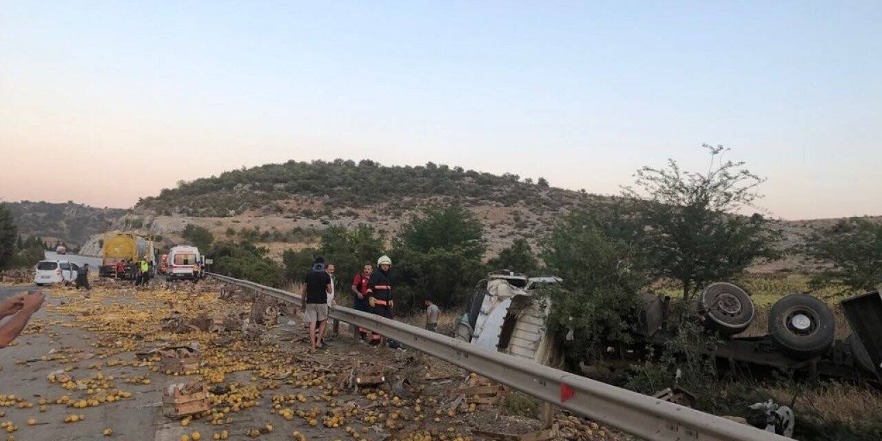 Kamyon devrildi, limonlar yola dağıldı