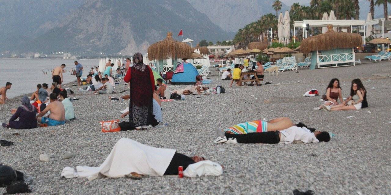 Aşırı sıcakların etkisindeki Antalya’da sahiller açık hava oteline döndü