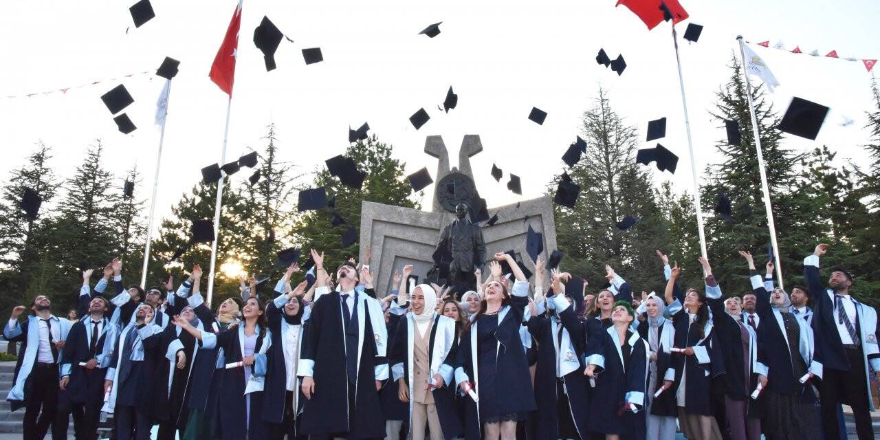 Selçuk Üniversitesinde genç diş hekimleri diplomalarını aldı