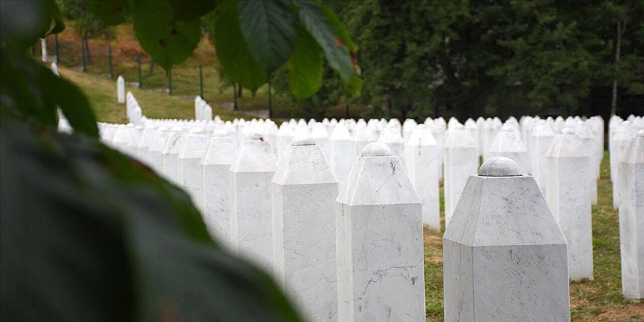 Srebrenitsa'daki Potoçari Anıt Mezarlığı soykırım kurbanlarının defnedilmesiyle sessizliğe büründü