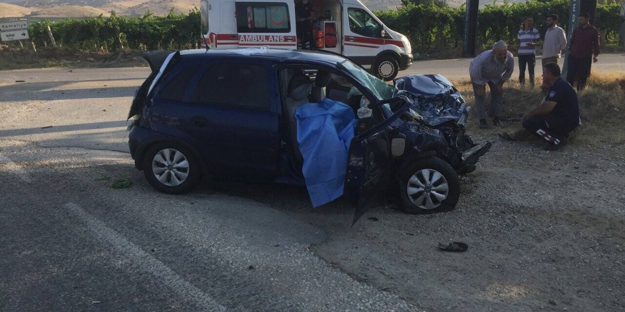 İşçi servisiyle otomobil çarpıştı: 2 ölü, 9 yaralı