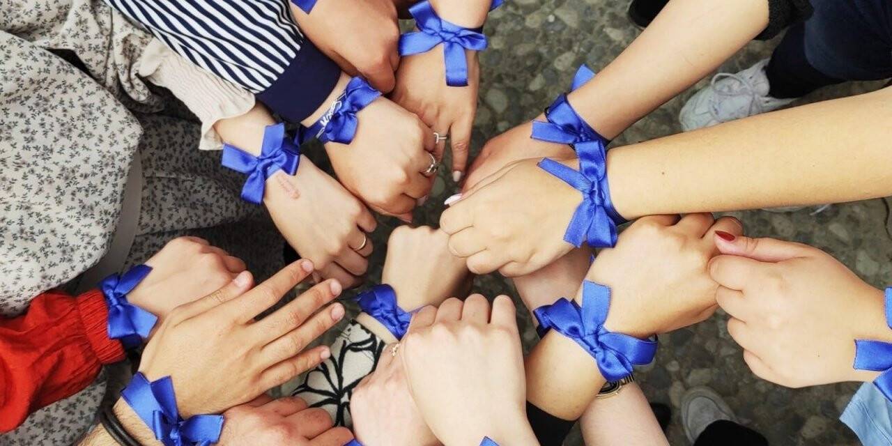 ‘Çocuklar için mavi kurdele tak’