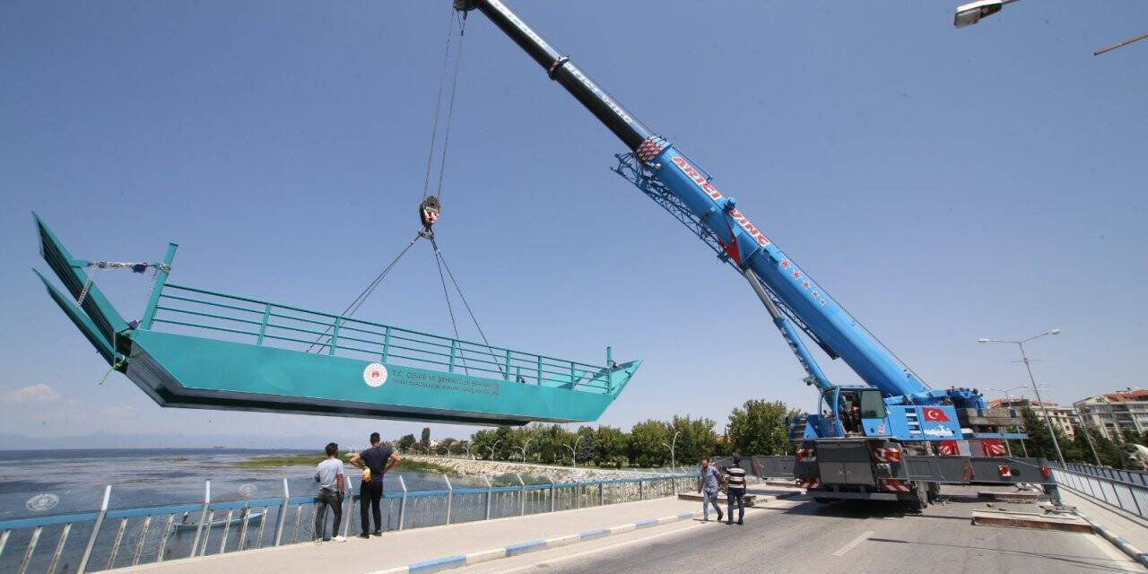 Beyşehir Gölü temizliği için alınan katamaran göle indirildi