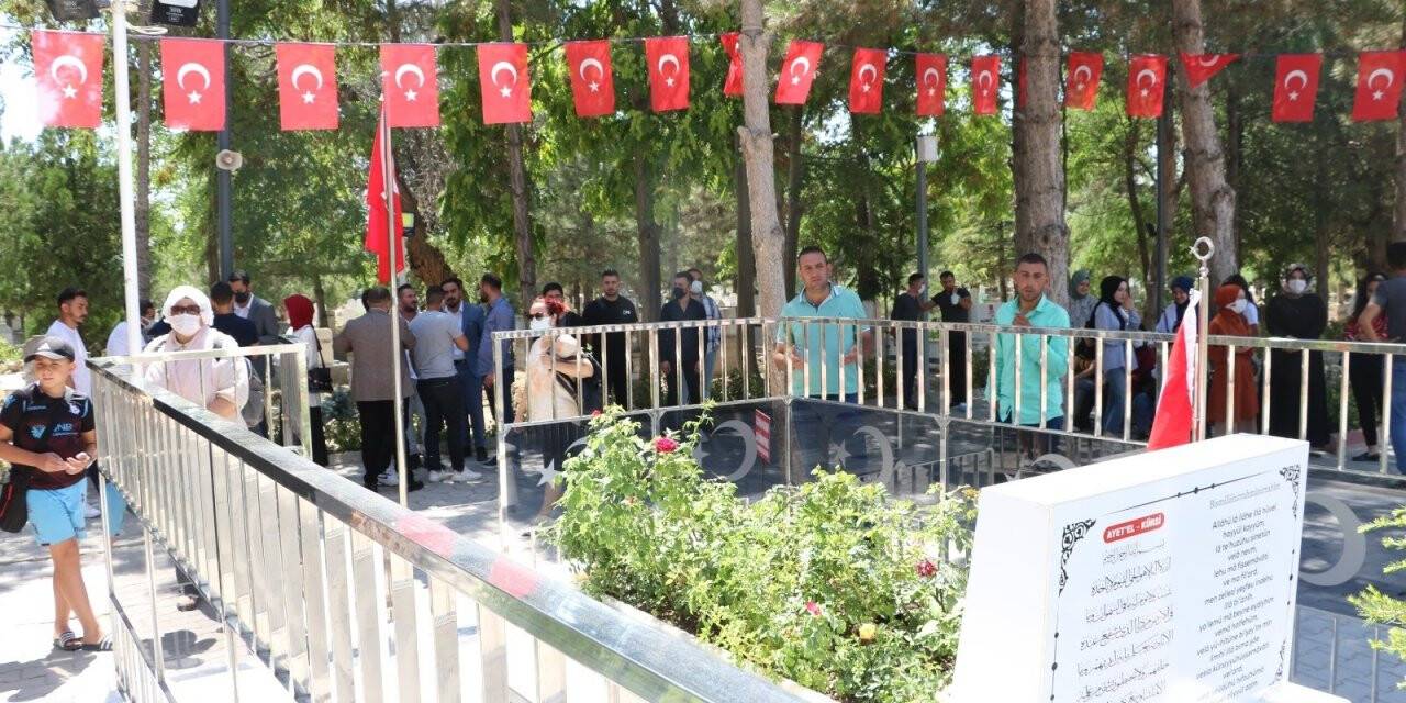 Ömer Halisdemir’in mezarı ziyaretçi akınına uğruyor
