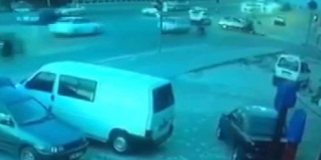 İki motosikletlinin otomobile çarpması kamerada