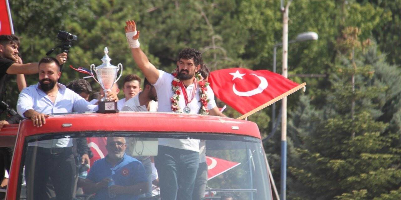 Konyalı pehlivan İsmail Koç Beyşehir'de ’şampiyon’ gibi karşılandı