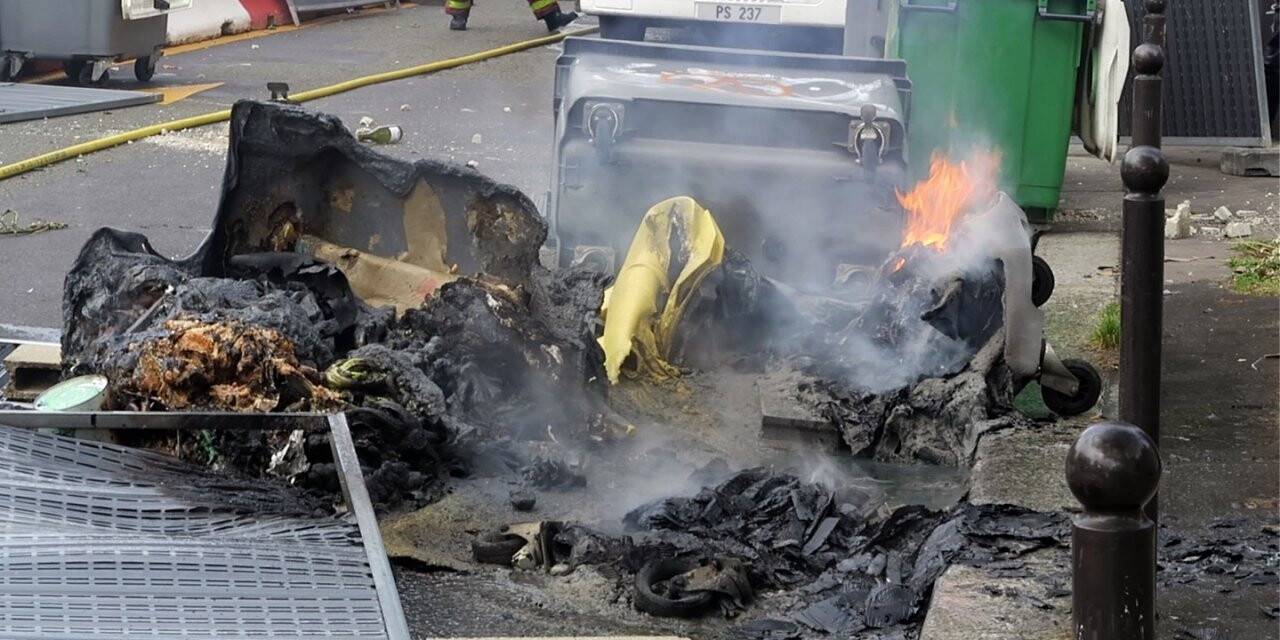 Fransa’da aşı karşıtları iş makinelerini ateşe verdi