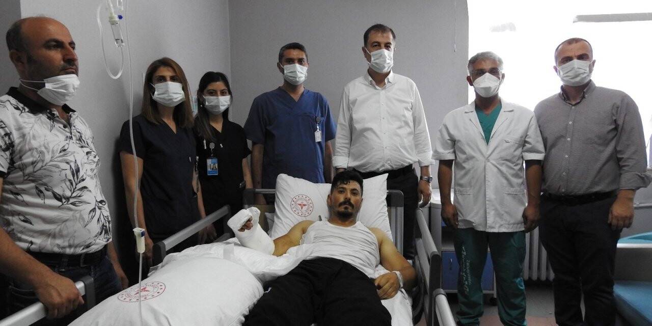 Hamur makinasına kaptırdığı eli, 12 saatte yerine dikildi