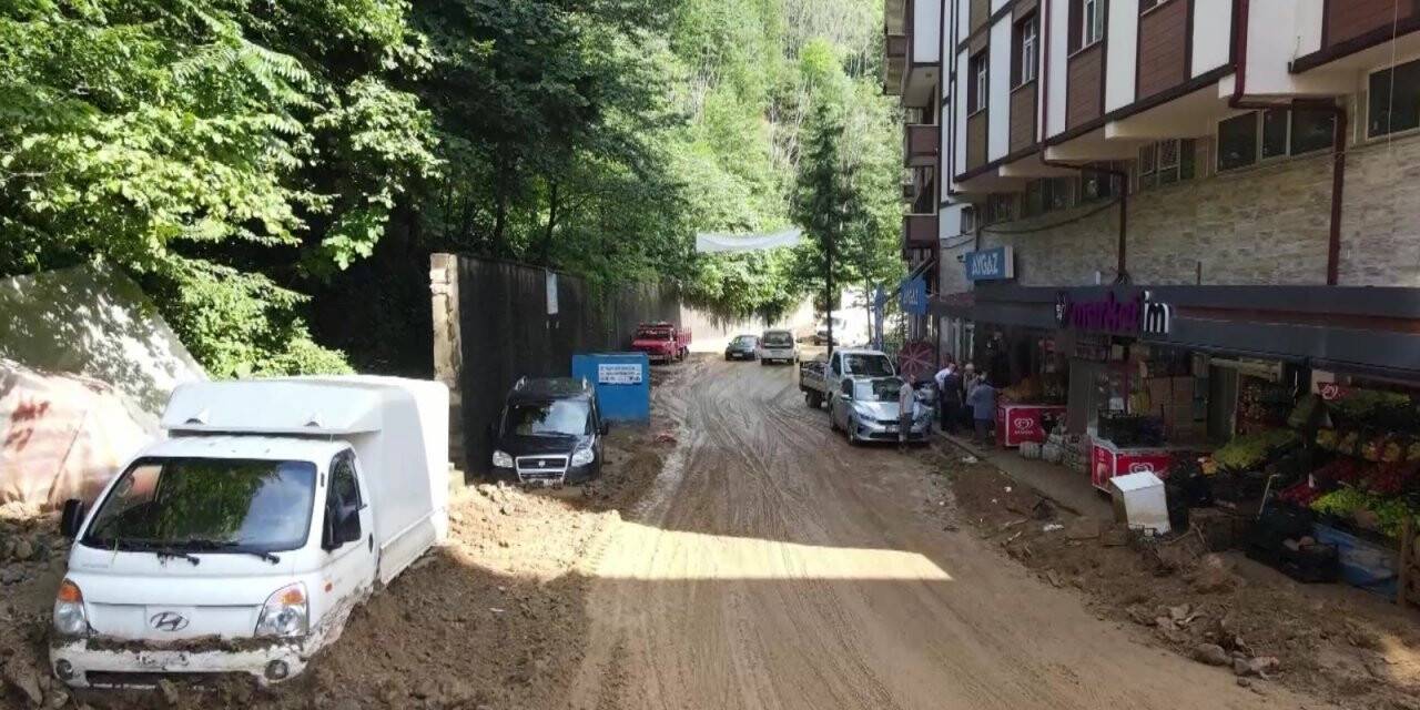 Güneysu’da moloz yığınların altında kalan araçlar çıkartılıyor
