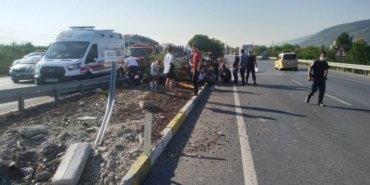 Konya'da refüje çarpan hafif ticari araçtaki 5 kişi yaralandı