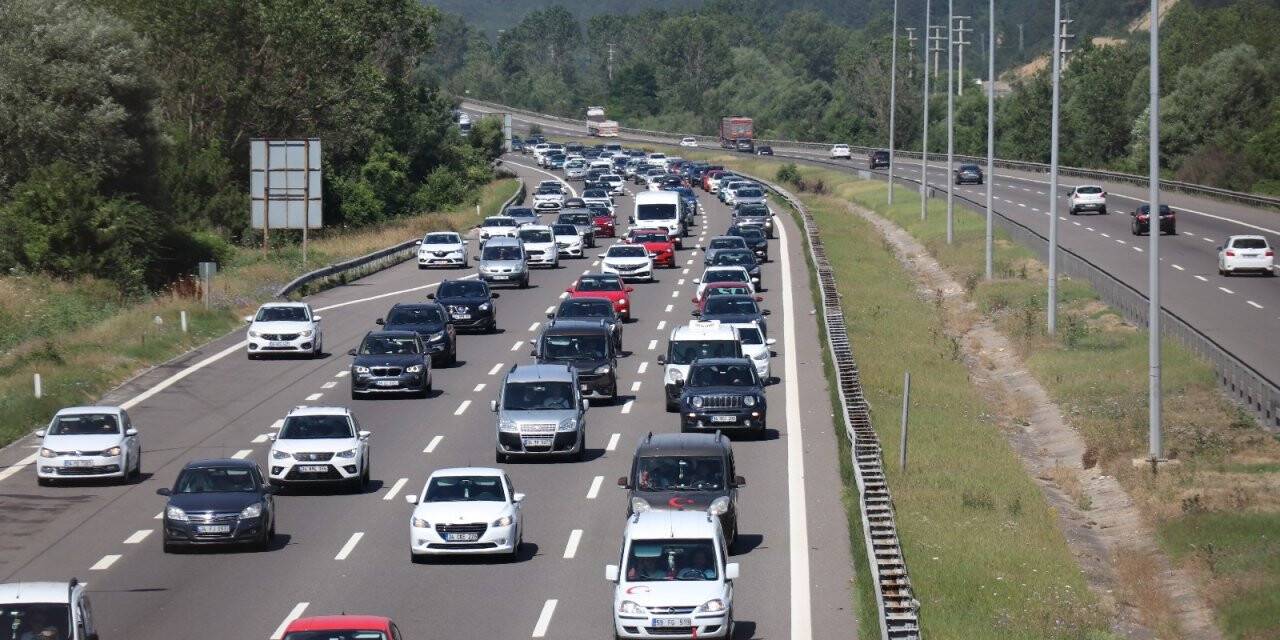 Tatilciler kilometrelerce kuyruk oluşturdu