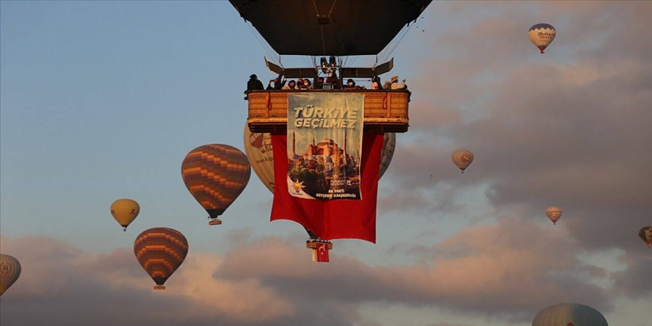 Kapadokya’da balonlar 15 Temmuz nedeniyle Türk bayrağı ve pankartlarla havalandı