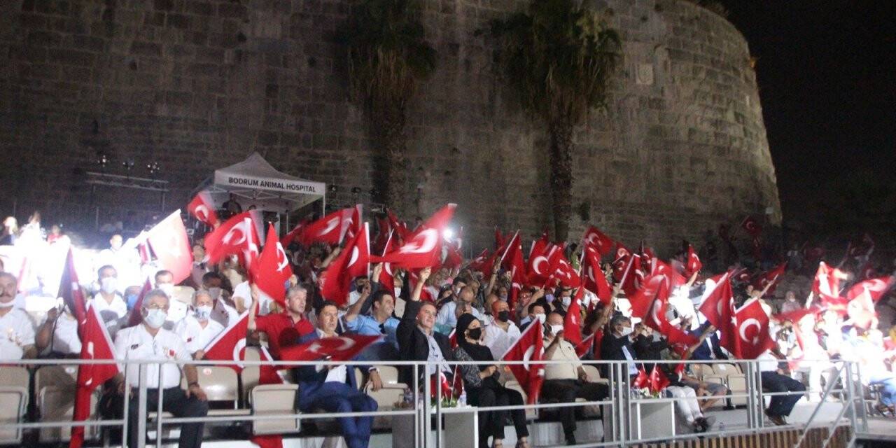Bodrum’da 15 Temmuz gecesinde şehitler dualarla yad edildi