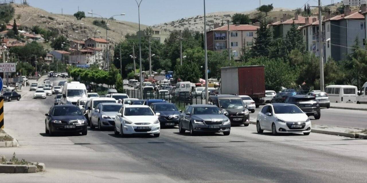 Kavşak noktası Afyonkarahisar’da araç yoğunluğu