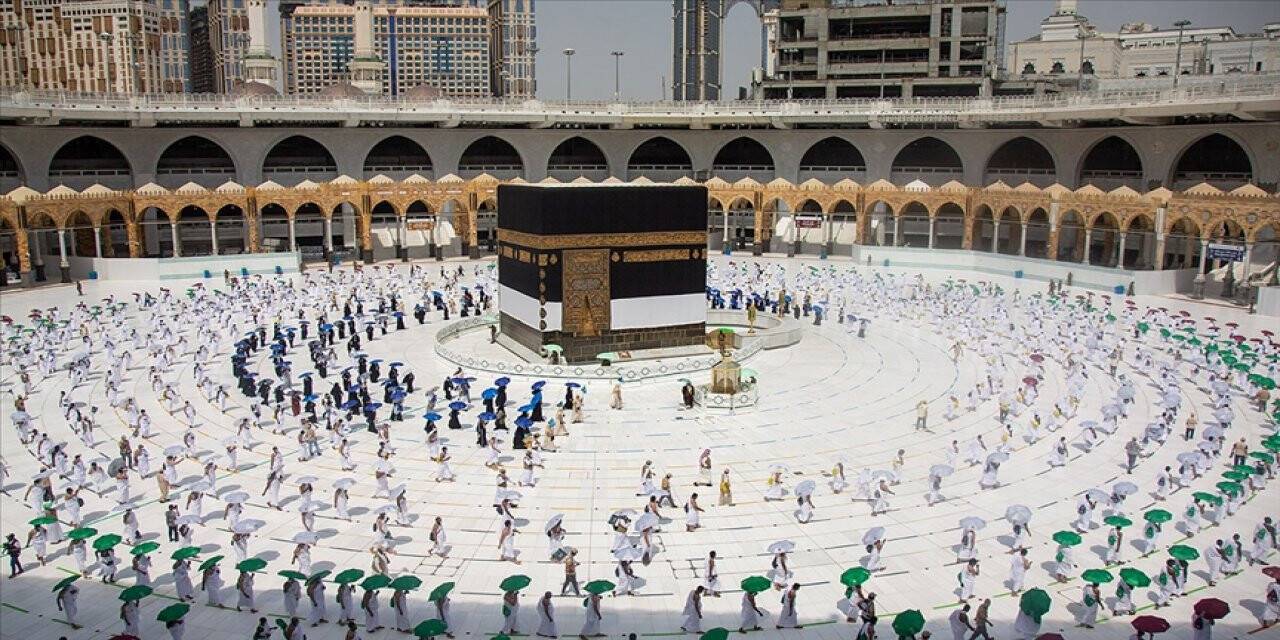 Hacı adayları pandemi gölgesinde Kabe'yi tavaf ediyor